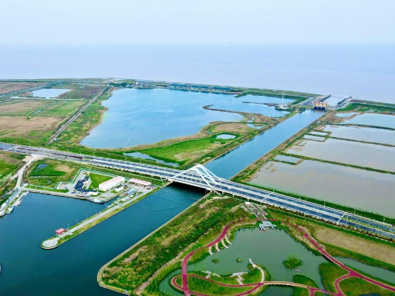 Photo of watery landscape with river, sea and fields in Dishui Hu in Shanghai, China, by Collins Zhao via Pexels